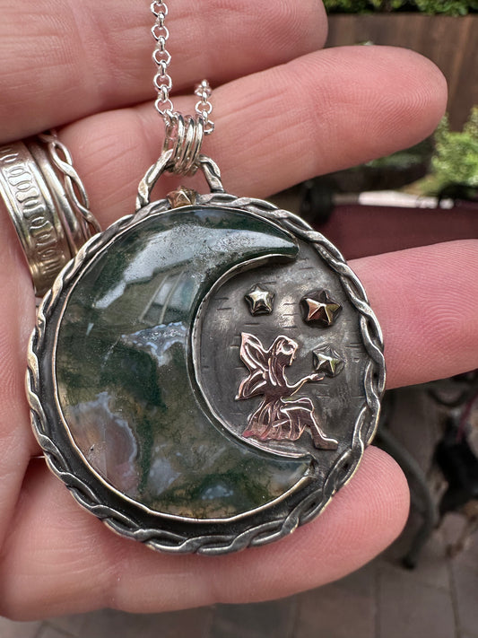 🌙 Moss Agate Crescent Moon Pendant – Fairy & Stars in Sterling Silver (1117)